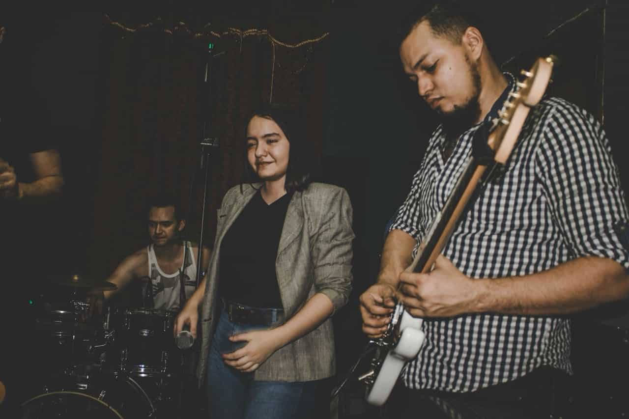 Band with female frontwoman